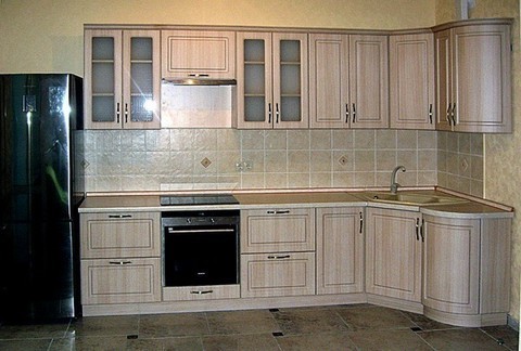 Кухня с гнутыми фасадами